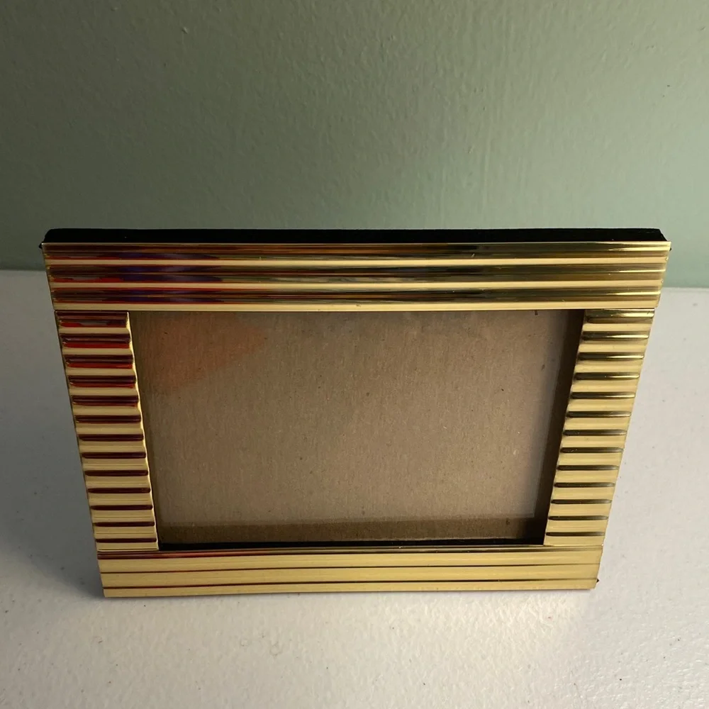 Elegant Gold Tone Ribbed Texture Picture Frame